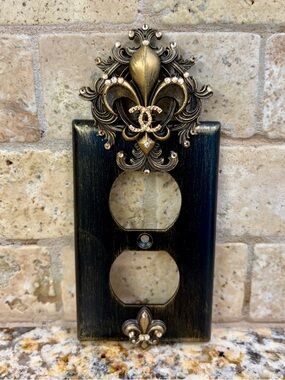 Fleur-de-Lis Double Outlet Plate Cover